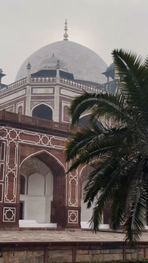 Guillaume St-Amand Instagram - La tombe de Humayun, Delhi! À mettre sur la bucket list! On peut y voir une grande ressemblance avec le Taj Mahal. Un des guides qui était sur place m’a expliqué que la construction du Taj Mahal était inspiré de Humayun’s Tomb. La grosse différence est que cette tombe est en pierre rouge. #india #exploreindia #humayunstomb #delhi