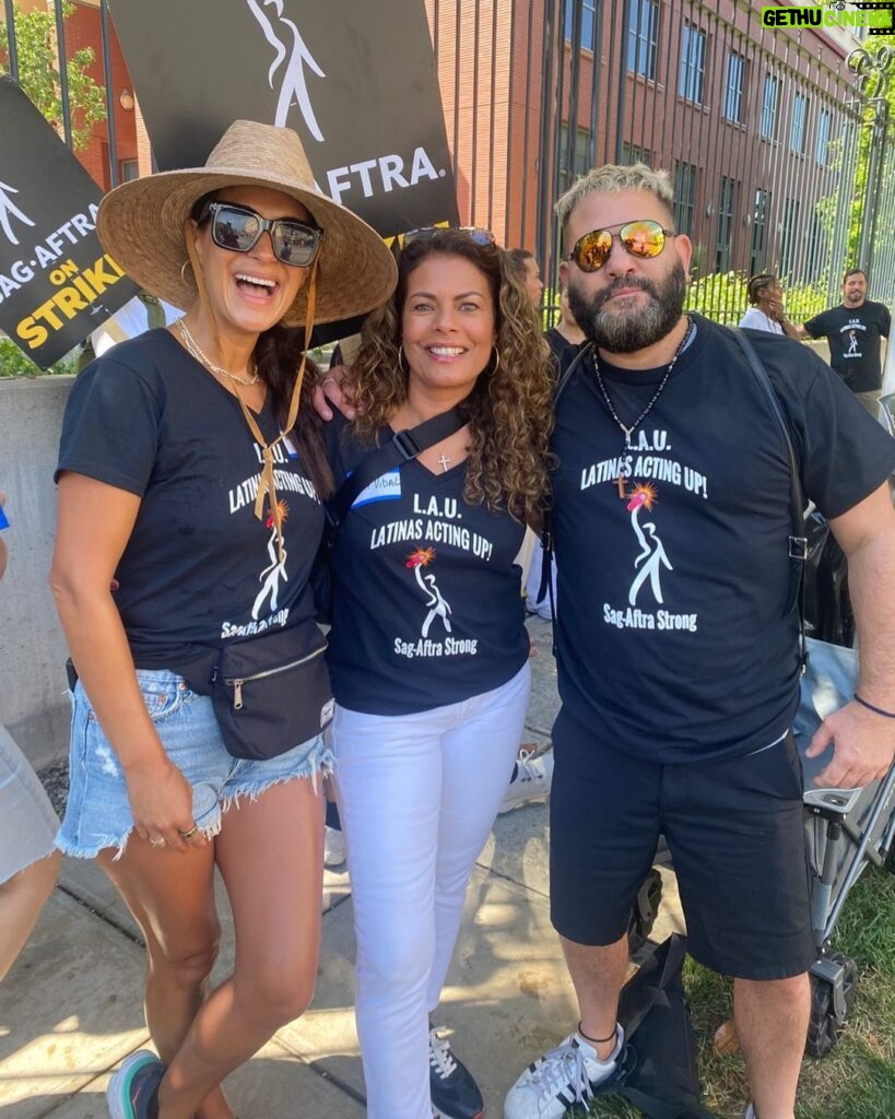 Guillermo Díaz Instagram - Out here with my Latina sisters,fightin the good fight..#SAGAFTRAStrike #SAGAFTRAStrong #WGAStrong
