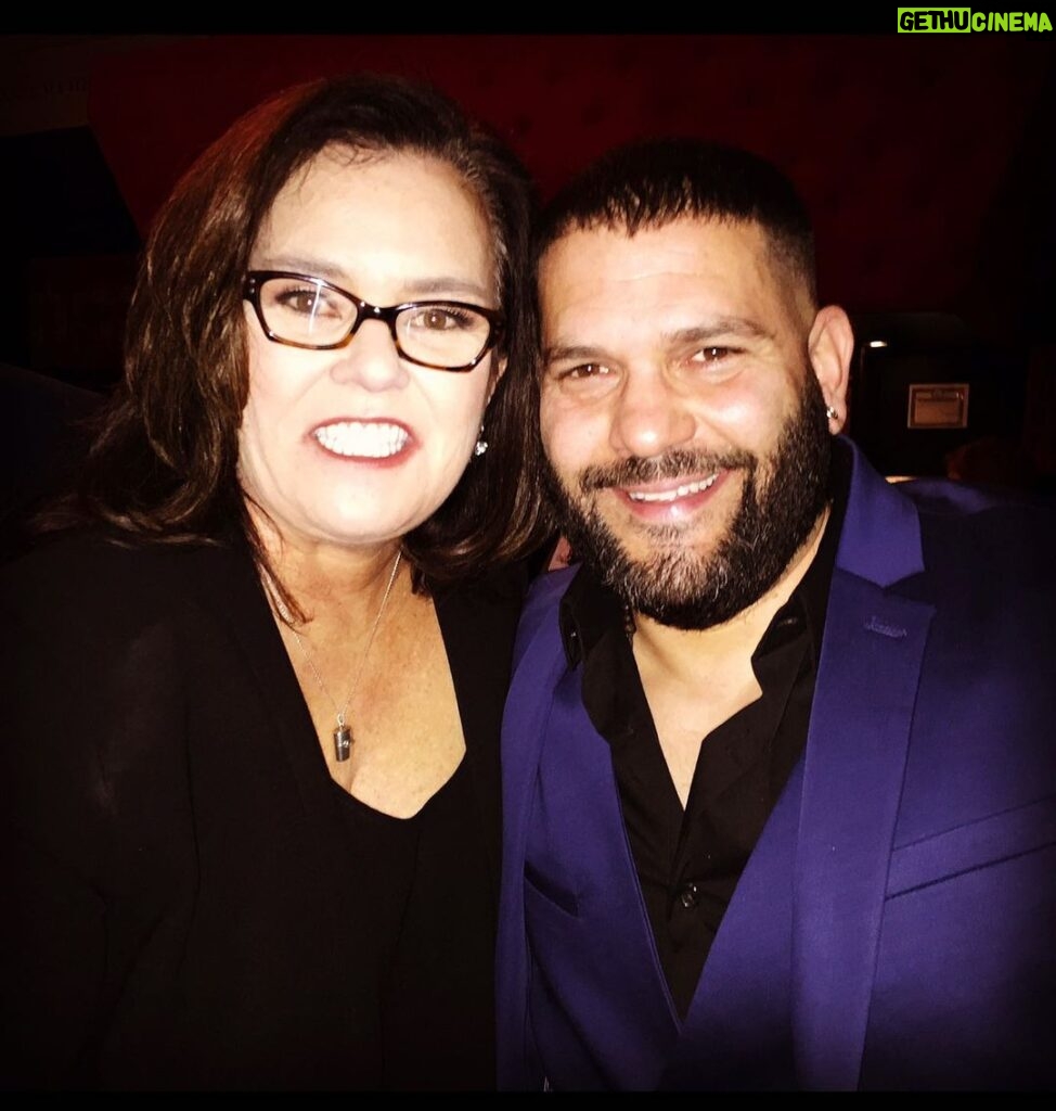Guillermo Díaz Instagram - NEW Scandal Re-Watch PODCAST episode dropped TODAY!…hear us gush over @rosie & her love for Broadway! and the day i met her in these #TBT 📸’s..🎙🧰 #Scandal #UnpackingTheToolbox #Podcast