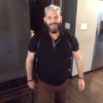 Guillermo Díaz Instagram - 𝘕𝘌𝘞 𝘦𝘱𝘪𝘴𝘰𝘥𝘦! 𝘥𝘦𝘴𝘦𝘮𝘱𝘢𝘤𝘢𝘯𝘥𝘰 𝘭𝘢 𝘤𝘢𝘫𝘢 𝘥𝘦 𝘩𝘦𝘳𝘳𝘢𝘮𝘪𝘦𝘯𝘵𝘢𝘴…Link in my bio.🎙🧰 #TBT #Scandal #UnpackingTheToolbox