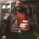 Guillermo Díaz Instagram - ᴬqᵘⁱ ʰᵃʸ ᵘⁿᵃ ᶠᵒᵗᵒ ᵐⁱᵃ ᵉⁿ ᵉˡ ᵃʳᵐᵃʳⁱᵒ…ᵃʰᵒʳᵃ ᵛᵉ ᵃ ᵉˢᶜᵘᶜʰᵃʳ ᵘⁿ ᵉᵖⁱˢᵒᵈⁱᵒ ᶜᵒᵐᵖˡᵉᵗᵃᵐᵉⁿᵗᵉ ⁿᵘᵉᵛᵒ. Link in my bio. 🎙🧰 #UnpackingTheToolbox #Escandalo #Scandal