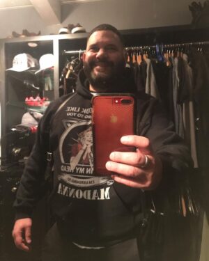 Guillermo Díaz Instagram - ᴬqᵘⁱ ʰᵃʸ ᵘⁿᵃ ᶠᵒᵗᵒ ᵐⁱᵃ ᵉⁿ ᵉˡ ᵃʳᵐᵃʳⁱᵒ…ᵃʰᵒʳᵃ ᵛᵉ ᵃ ᵉˢᶜᵘᶜʰᵃʳ ᵘⁿ ᵉᵖⁱˢᵒᵈⁱᵒ ᶜᵒᵐᵖˡᵉᵗᵃᵐᵉⁿᵗᵉ ⁿᵘᵉᵛᵒ. Link in my bio. 🎙🧰 #UnpackingTheToolbox #Escandalo #Scandal