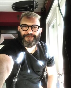 Guillermo Díaz Instagram - 𝐞𝐬𝐭𝐚𝐧 𝐭𝐨𝐝𝐨𝐬 𝐥𝐢𝐬𝐭𝐨𝐬? 𝘚𝘤𝘢𝘯𝘥𝘢𝘭 𝘳𝘦-𝘸𝘢𝘵𝘤𝘩 𝘗𝘰𝘥𝘤𝘢𝘴𝘵! @ktqlowes @shondaland @iheartpodcast .uoos ɓuıɯoƆ…#UnPackingTheToolbox