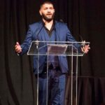 Guillermo Díaz Instagram - NEW Scandal Re-Watch PODCAST episode dropped TODAY!…hear us gush over @rosie & her love for Broadway! and the day i met her in these #TBT 📸’s..🎙🧰 #Scandal #UnpackingTheToolbox #Podcast