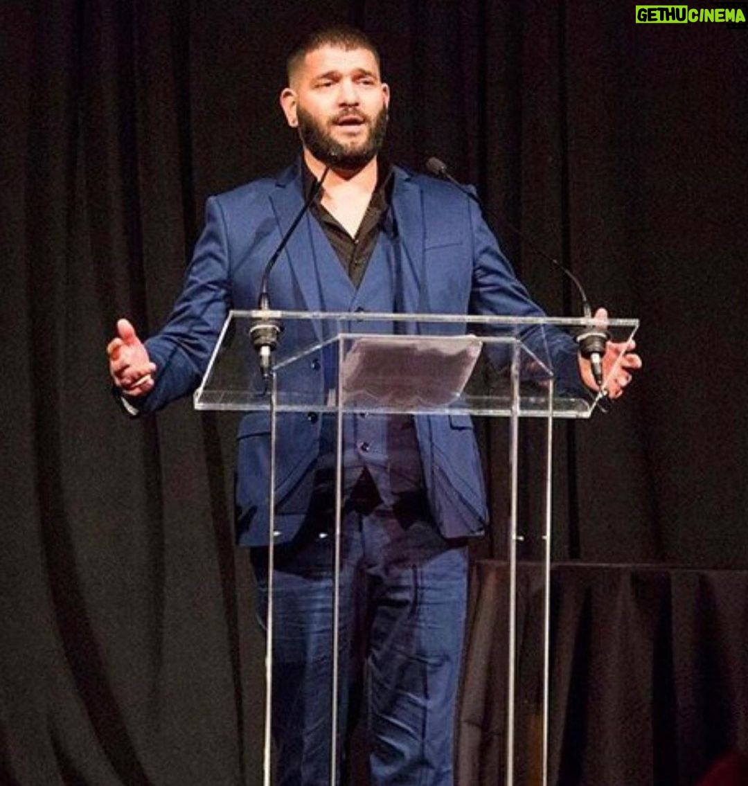 Guillermo Díaz Instagram - NEW Scandal Re-Watch PODCAST episode dropped TODAY!…hear us gush over @rosie & her love for Broadway! and the day i met her in these #TBT 📸’s..🎙🧰 #Scandal #UnpackingTheToolbox #Podcast