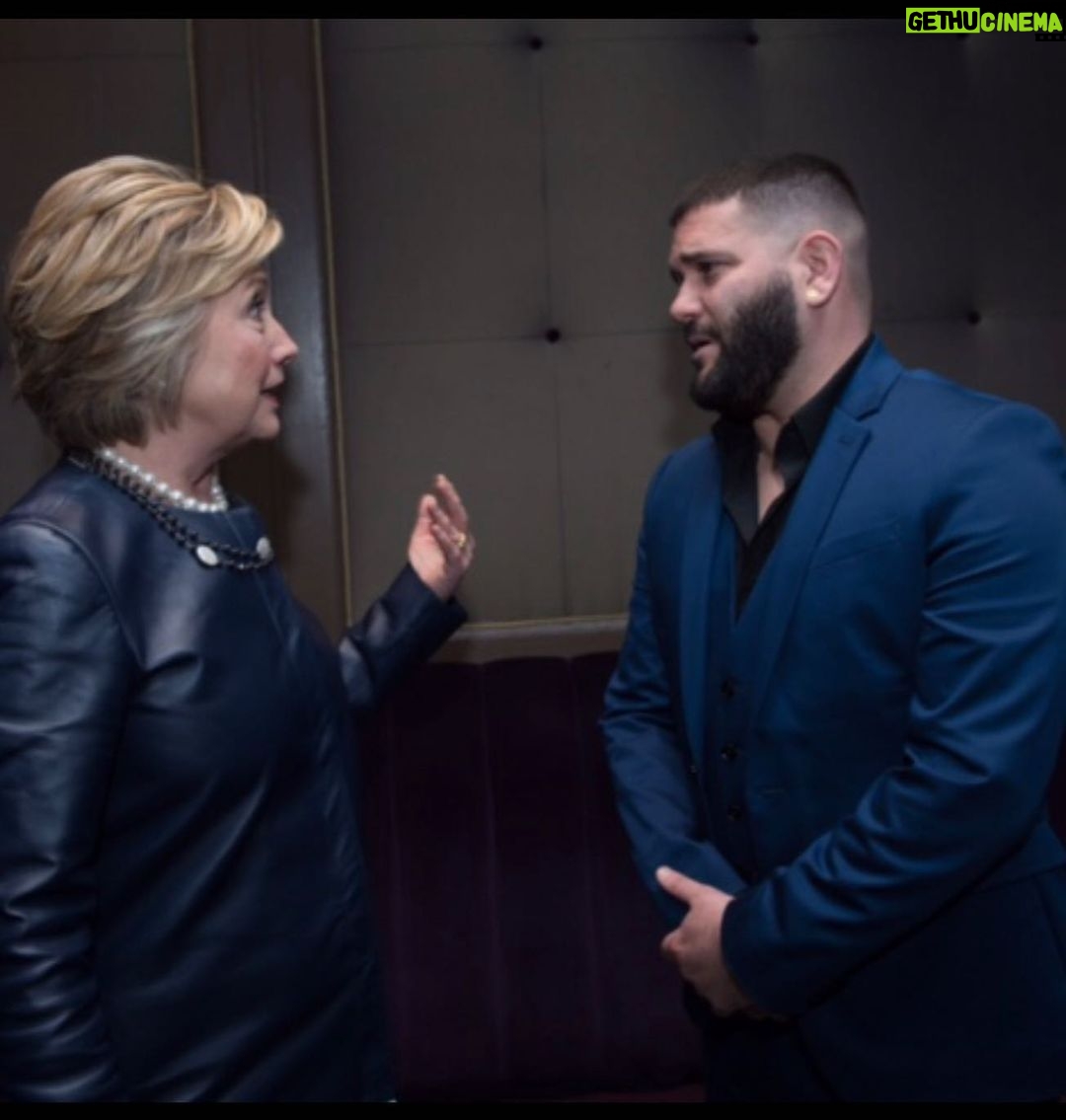 Guillermo Díaz Instagram - NEW Scandal Re-Watch PODCAST episode dropped TODAY!…hear us gush over @rosie & her love for Broadway! and the day i met her in these #TBT 📸’s..🎙🧰 #Scandal #UnpackingTheToolbox #Podcast