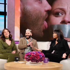 Guillermo Díaz Instagram - 𝘖𝘺𝘦, 𝘨𝘭𝘢𝘥𝘪𝘢𝘵𝘰𝘳𝘴! 𝘸𝘦 𝘵𝘢𝘭𝘬𝘦𝘥 𝘵𝘰 @iamjhud 𝘢𝘣𝘰𝘶𝘵 𝘰𝘶𝘳 𝘯𝘦𝘸 @shondaland 𝘢𝘶𝘥𝘪𝘰 𝘗𝘰𝘥𝘤𝘢𝘴𝘵! 𝘵𝘶𝘯𝘦 𝘪𝘯 𝘛𝘖𝘔𝘖𝘙𝘙𝘖𝘞 !𝘵𝘰 𝘵𝘩𝘦 @jenniferhudsonshow #UnpackingTheToolbox 🎙🧰