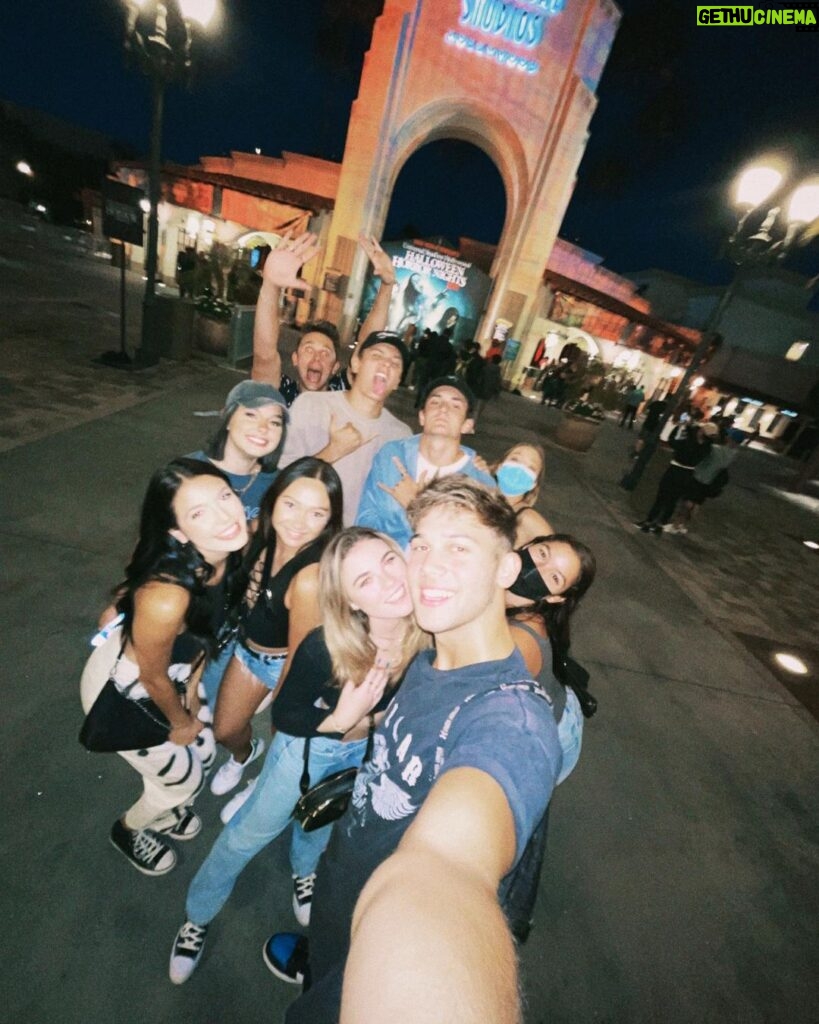Gus De St. Jeor Instagram - Good people and a great night at @horrornights 🎃