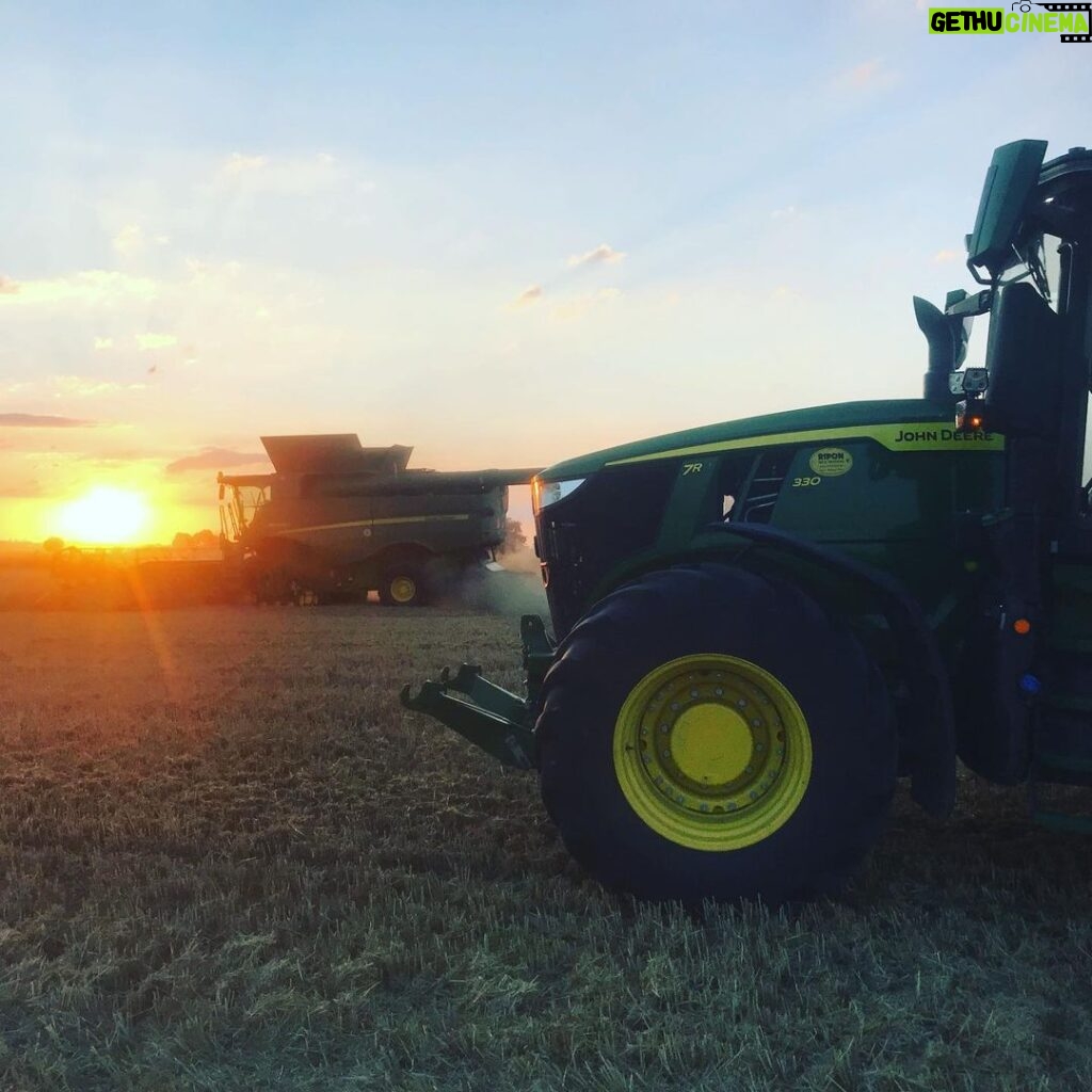 Guy Martin Instagram - Guy is busy on harvest duties and loving every minute of the solitude! Hats off to the lads and lasses who work long hours, some uprooting their lives to move where the work is. Guy meets some right interesting folk and loves to learn more about the land and who knows, maybe one day he will slow down and do it full time? Doubt it but you never know! Did you know that Lincolnshire, England’s second largest county (by area), is largely agricultural, with a rich and fertile soil. It produces over 20% of all foodstuffs grown in the UK. Lincolnshire is the largest producer of wheat, cereals and potatoes in the UK. (Lincolnshire.org) #johndeere #guymartin #guymartinofficial