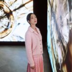 Gwei Lun-mei Instagram - 第一次走進康朋街31號總部，小心翼翼地揭開香奈兒女士的傳奇面紗，坐在她咖啡色的沙發上，想像著她在這裡時的情景，似乎又更靠近她了。 旋轉的鏡面樓梯，照射出你無法隱藏的每一個面向。在那裡，在她的眼光下，我赤裸地無所遁形。 31 Le Rouge 每一個唇色的命名，都能讓你想起香奈兒女士的故事，她的收藏與喜好，她生命的符碼。擁有它，就像是收納了香奈兒女士所有的秘密。 @chanel.beauty #31LeRouge #CHANELMakeup #香奈兒康朋街31號唇膏