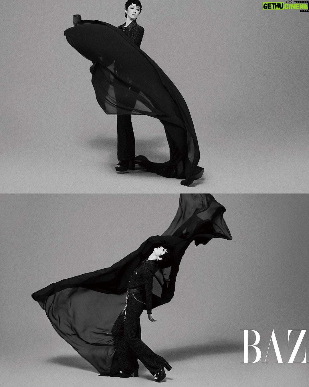 Gwei Lun-mei Instagram - @harpersbazaar_tw #BAZAAR封面人物 在沒有拍戲的時間裡, #桂綸鎂 跑去烏石港學潛水,被奇幻的海洋世界迷得暈頭轉向,覺得自己簡直要醉倒在海底。也接了法國沉浸式AR擴增實境紀錄作品《黑》的中文說書人角色,為一位勇於挑戰種族隔離法的小女孩Claudette發聲。而這次,她擔任BAZAAR Taiwan值得紀念的第400期封面人物,穿著CHANEL-DAKAR Métiers d‘art工坊系列服裝,把自己當成一個展覽中的藝術品,在博物館裡遇見了自己! talent_GWEI LUN MEI @lunmei fashion_CHANEL @chanelofficial beauty_CHANEL BEAUTY @chanel.beauty photographer_TROY WANG @troy_wa_ng art director & stylist _JOEY LIN @chihchianglin styling assistant_AO XIE @ao__xie producer_ANGELINE HSIAO @eltrutssim text_CHRISTINE LEE @birdism1217 makeup_YAO CHUN MEI hair_JOHNNY HO at HC @johnnyho67 at @hchairculturetaiwan hair assistant_SUSU production manager_NELLY YANG @nelly_yang_ production assistant_G HAN set director_CHOU KAI-HUA @bigbaby5438 set designer_YZ LUO property assistant_TING2LI, SAMMI TSAI, YAO JING RU set dresser_IM LIN, LI TSUNG TING, ZHANG XU YUAN, A WEI scenic team_TYRO STUDIO @tyro_studio_scenic scenic artist_LIN YEN-JU, LIN YING-HSIEN, LAI YI-TIAN, CHEN LE-RONG photographic assistant_ARSLAN YANG, JESPER JIAN, WAN WANG, CHUANG PEI YU gaffer_WANG CHIEN MING best boy_CHEN XI GUAN, LU HUNG CHANG, JIANG ZHIXIAN editorial assistant_EVELYN YANG @yanglingtw special thanks_LEICA @leica_camera @leica_camera_taiwan @chanelofficial #CHANELMetiersdArt #BAZAARCoverstar