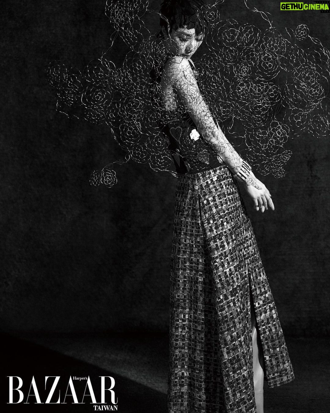 Gwei Lun-mei Instagram - @harpersbazaar_tw #BAZAAR封面人物 在沒有拍戲的時間裡, #桂綸鎂 跑去烏石港學潛水,被奇幻的海洋世界迷得暈頭轉向,覺得自己簡直要醉倒在海底。也接了法國沉浸式AR擴增實境紀錄作品《黑》的中文說書人角色,為一位勇於挑戰種族隔離法的小女孩Claudette發聲。而這次,她擔任BAZAAR Taiwan值得紀念的第400期封面人物,穿著CHANEL-DAKAR Métiers d‘art工坊系列服裝,把自己當成一個展覽中的藝術品,在博物館裡遇見了自己! talent_GWEI LUN MEI @lunmei fashion_CHANEL @chanelofficial beauty_CHANEL BEAUTY @chanel.beauty photographer_TROY WANG @troy_wa_ng art director & stylist _JOEY LIN @chihchianglin styling assistant_AO XIE @ao__xie producer_ANGELINE HSIAO @eltrutssim text_CHRISTINE LEE @birdism1217 makeup_YAO CHUN MEI hair_JOHNNY HO at HC @johnnyho67 at @hchairculturetaiwan hair assistant_SUSU production manager_NELLY YANG @nelly_yang_ production assistant_G HAN set director_CHOU KAI-HUA @bigbaby5438 set designer_YZ LUO property assistant_TING2LI, SAMMI TSAI, YAO JING RU set dresser_IM LIN, LI TSUNG TING, ZHANG XU YUAN, A WEI scenic team_TYRO STUDIO @tyro_studio_scenic scenic artist_LIN YEN-JU, LIN YING-HSIEN, LAI YI-TIAN, CHEN LE-RONG photographic assistant_ARSLAN YANG, JESPER JIAN, WAN WANG, CHUANG PEI YU gaffer_WANG CHIEN MING best boy_CHEN XI GUAN, LU HUNG CHANG, JIANG ZHIXIAN editorial assistant_EVELYN YANG @yanglingtw special thanks_LEICA @leica_camera @leica_camera_taiwan @chanelofficial #CHANELMetiersdArt #BAZAARCoverstar