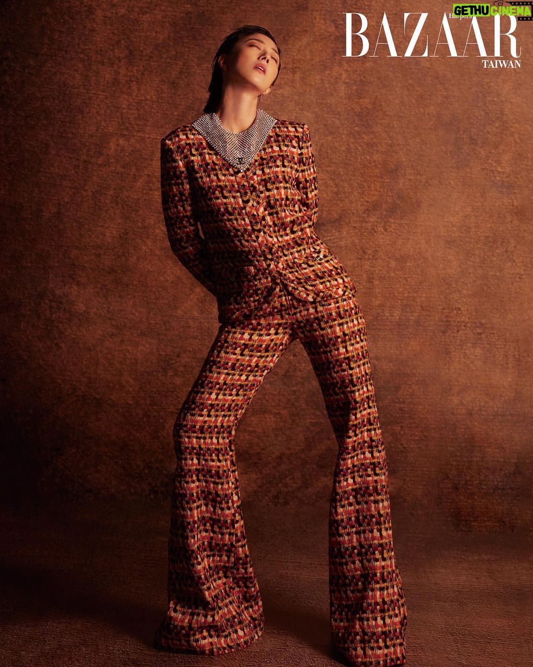 Gwei Lun-mei Instagram - @harpersbazaar_tw #BAZAAR封面人物 在沒有拍戲的時間裡, #桂綸鎂 跑去烏石港學潛水,被奇幻的海洋世界迷得暈頭轉向,覺得自己簡直要醉倒在海底。也接了法國沉浸式AR擴增實境紀錄作品《黑》的中文說書人角色,為一位勇於挑戰種族隔離法的小女孩Claudette發聲。而這次,她擔任BAZAAR Taiwan值得紀念的第400期封面人物,穿著CHANEL-DAKAR Métiers d‘art工坊系列服裝,把自己當成一個展覽中的藝術品,在博物館裡遇見了自己! talent_GWEI LUN MEI @lunmei fashion_CHANEL @chanelofficial beauty_CHANEL BEAUTY @chanel.beauty photographer_TROY WANG @troy_wa_ng art director & stylist _JOEY LIN @chihchianglin styling assistant_AO XIE @ao__xie producer_ANGELINE HSIAO @eltrutssim text_CHRISTINE LEE @birdism1217 makeup_YAO CHUN MEI hair_JOHNNY HO at HC @johnnyho67 at @hchairculturetaiwan hair assistant_SUSU production manager_NELLY YANG @nelly_yang_ production assistant_G HAN set director_CHOU KAI-HUA @bigbaby5438 set designer_YZ LUO property assistant_TING2LI, SAMMI TSAI, YAO JING RU set dresser_IM LIN, LI TSUNG TING, ZHANG XU YUAN, A WEI scenic team_TYRO STUDIO @tyro_studio_scenic scenic artist_LIN YEN-JU, LIN YING-HSIEN, LAI YI-TIAN, CHEN LE-RONG photographic assistant_ARSLAN YANG, JESPER JIAN, WAN WANG, CHUANG PEI YU gaffer_WANG CHIEN MING best boy_CHEN XI GUAN, LU HUNG CHANG, JIANG ZHIXIAN editorial assistant_EVELYN YANG @yanglingtw special thanks_LEICA @leica_camera @leica_camera_taiwan @chanelofficial #CHANELMetiersdArt #BAZAARCoverstar
