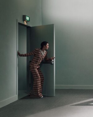 Gwei Lun-mei Instagram - @harpersbazaar_tw #BAZAAR封面人物
有點難想像，當年《藍色大門》青澀的孟克柔如今在演藝圈竟然是姐姐了；而坦然面對觀眾的討論與評判，更是入行20年的 #桂綸鎂 能夠成熟處理的！

那麼在去年引起諸多討論的《台北女子圖鑑》呢？小鎂說：「我很清楚知道當時為什麼會接這案子，也經歷了集體創作下的掙扎。回望起來，當時盡力了，現在心裡踏實就好了。」畢竟在充滿未知的戲劇世界裡，只有不斷往前走才終究能遇到一些什麼。

talent_GWEI LUN MEI @lunmei
fashion_CHANEL @chanelofficial
beauty_CHANEL BEAUTY @chanel.beauty

photographer_TROY WANG @troy_wa_ng
art director & stylist _JOEY LIN @chihchianglin
styling assistant_AO XIE @ao__xie
producer_ANGELINE HSIAO @eltrutssim
text_CHRISTINE LEE @birdism1217
makeup_YAO CHUN MEI
hair_JOHNNY HO at HC @johnnyho67 at @hchairculturetaiwan
hair assistant_SUSU
production manager_NELLY YANG @nelly_yang_
production assistant_G HAN
set director_CHOU KAI-HUA @bigbaby5438
set designer_YZ LUO
property assistant_TING2LI, SAMMI TSAI, YAO JING RU
set dresser_IM LIN, LI TSUNG TING, ZHANG XU YUAN, A WEI
scenic team_TYRO STUDIO @tyro_studio_scenic
scenic artist_LIN YEN-JU, LIN YING-HSIEN, LAI YI-TIAN, CHEN LE-RONG
photographic assistant_ARSLAN YANG, JESPER JIAN, WAN WANG, CHUANG PEI YU
gaffer_WANG CHIEN MING
best boy_CHEN XI GUAN, LU HUNG CHANG, JIANG ZHIXIAN
editorial assistant_EVELYN YANG @yanglingtw
special thanks_LEICA @leica_camera @leica_camera_taiwan

@chanelofficial #CHANELMetiersdArt
#BAZAARCoverstar
