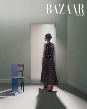 Gwei Lun-mei Instagram - @harpersbazaar_tw #BAZAAR封面人物
有點難想像，當年《藍色大門》青澀的孟克柔如今在演藝圈竟然是姐姐了；而坦然面對觀眾的討論與評判，更是入行20年的 #桂綸鎂 能夠成熟處理的！

那麼在去年引起諸多討論的《台北女子圖鑑》呢？小鎂說：「我很清楚知道當時為什麼會接這案子，也經歷了集體創作下的掙扎。回望起來，當時盡力了，現在心裡踏實就好了。」畢竟在充滿未知的戲劇世界裡，只有不斷往前走才終究能遇到一些什麼。

talent_GWEI LUN MEI @lunmei
fashion_CHANEL @chanelofficial
beauty_CHANEL BEAUTY @chanel.beauty

photographer_TROY WANG @troy_wa_ng
art director & stylist _JOEY LIN @chihchianglin
styling assistant_AO XIE @ao__xie
producer_ANGELINE HSIAO @eltrutssim
text_CHRISTINE LEE @birdism1217
makeup_YAO CHUN MEI
hair_JOHNNY HO at HC @johnnyho67 at @hchairculturetaiwan
hair assistant_SUSU
production manager_NELLY YANG @nelly_yang_
production assistant_G HAN
set director_CHOU KAI-HUA @bigbaby5438
set designer_YZ LUO
property assistant_TING2LI, SAMMI TSAI, YAO JING RU
set dresser_IM LIN, LI TSUNG TING, ZHANG XU YUAN, A WEI
scenic team_TYRO STUDIO @tyro_studio_scenic
scenic artist_LIN YEN-JU, LIN YING-HSIEN, LAI YI-TIAN, CHEN LE-RONG
photographic assistant_ARSLAN YANG, JESPER JIAN, WAN WANG, CHUANG PEI YU
gaffer_WANG CHIEN MING
best boy_CHEN XI GUAN, LU HUNG CHANG, JIANG ZHIXIAN
editorial assistant_EVELYN YANG @yanglingtw
special thanks_LEICA @leica_camera @leica_camera_taiwan

@chanelofficial #CHANELMetiersdArt
#BAZAARCoverstar
