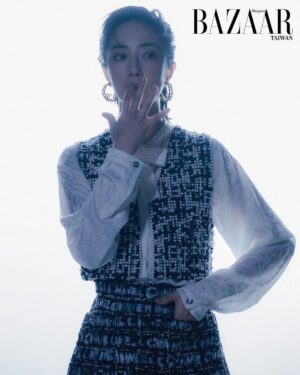 Gwei Lun-mei Instagram - @harpersbazaar_tw #BAZAAR封面人物
有點難想像，當年《藍色大門》青澀的孟克柔如今在演藝圈竟然是姐姐了；而坦然面對觀眾的討論與評判，更是入行20年的 #桂綸鎂 能夠成熟處理的！

那麼在去年引起諸多討論的《台北女子圖鑑》呢？小鎂說：「我很清楚知道當時為什麼會接這案子，也經歷了集體創作下的掙扎。回望起來，當時盡力了，現在心裡踏實就好了。」畢竟在充滿未知的戲劇世界裡，只有不斷往前走才終究能遇到一些什麼。

talent_GWEI LUN MEI @lunmei
fashion_CHANEL @chanelofficial
beauty_CHANEL BEAUTY @chanel.beauty

photographer_TROY WANG @troy_wa_ng
art director & stylist _JOEY LIN @chihchianglin
styling assistant_AO XIE @ao__xie
producer_ANGELINE HSIAO @eltrutssim
text_CHRISTINE LEE @birdism1217
makeup_YAO CHUN MEI
hair_JOHNNY HO at HC @johnnyho67 at @hchairculturetaiwan
hair assistant_SUSU
production manager_NELLY YANG @nelly_yang_
production assistant_G HAN
set director_CHOU KAI-HUA @bigbaby5438
set designer_YZ LUO
property assistant_TING2LI, SAMMI TSAI, YAO JING RU
set dresser_IM LIN, LI TSUNG TING, ZHANG XU YUAN, A WEI
scenic team_TYRO STUDIO @tyro_studio_scenic
scenic artist_LIN YEN-JU, LIN YING-HSIEN, LAI YI-TIAN, CHEN LE-RONG
photographic assistant_ARSLAN YANG, JESPER JIAN, WAN WANG, CHUANG PEI YU
gaffer_WANG CHIEN MING
best boy_CHEN XI GUAN, LU HUNG CHANG, JIANG ZHIXIAN
editorial assistant_EVELYN YANG @yanglingtw
special thanks_LEICA @leica_camera @leica_camera_taiwan

@chanelofficial #CHANELMetiersdArt
#BAZAARCoverstar