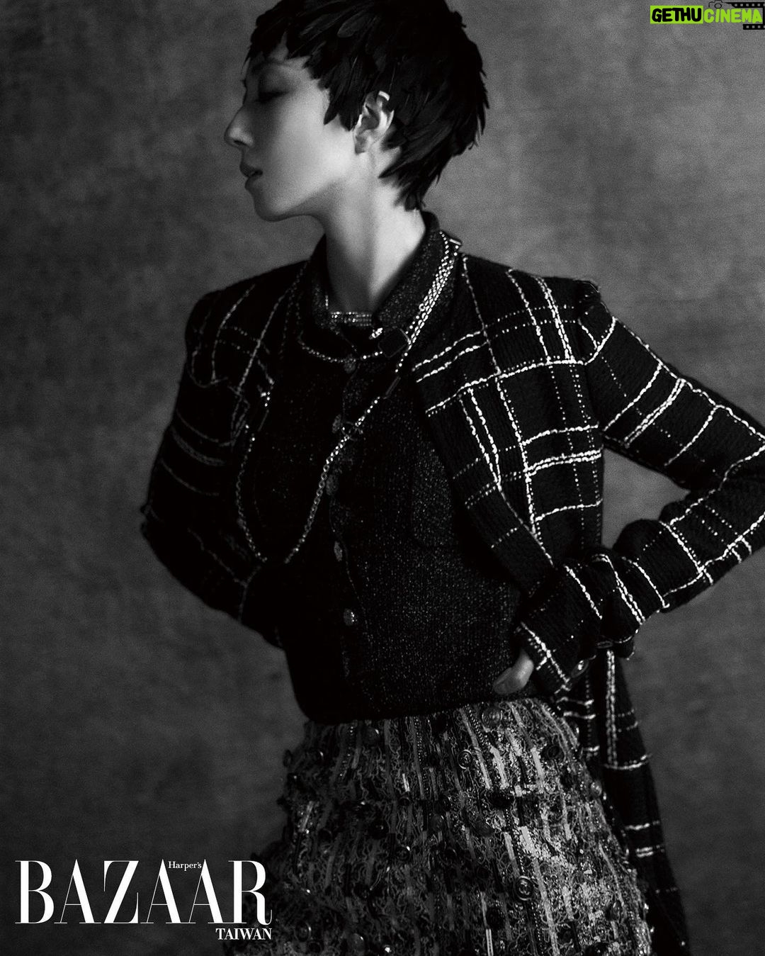 Gwei Lun-mei Instagram - #BAZAAR封面人物 「人家都說,四十不惑,但我還是很惑。只是某部分的我更清楚,我是什麼樣的人,我的特質是什麼了。」 身為台灣第一本國際中文版時尚雜誌,BAZAAR Taiwan在六月步向第400期的重要時刻。我們為此特別打造出一座未來博物館,邀請穿著CHANEL-DAKAR Métiers d‘art工坊系列服裝的 #桂綸鎂 率先入內探索。 她不僅在展間裡遇見「被博物館收藏」的另一個自己,也回望了從影20年來每個果斷的決定、每個徬徨的當口,並勾勒出她想要展現的未來。 talent_GWEI LUN MEI @lunmei fashion_CHANEL @chanelofficial beauty_CHANEL BEAUTY @chanel.beauty photographer_TROY WANG @troy_wa_ng art director & stylist _JOEY LIN @chihchianglin styling assistant_AO XIE @ao__xie producer_ANGELINE HSIAO @eltrutssim text_CHRISTINE LEE @birdism1217 makeup_YAO CHUN MEI hair_JOHNNY HO at HC @johnnyho67 at @hchairculturetaiwan hair assistant_SUSU production manager_NELLY YANG @nelly_yang_ production assistant_G HAN set director_CHOU KAI-HUA @bigbaby5438 set designer_YZ LUO property assistant_TING2LI, SAMMI TSAI, YAO JING RU set dresser_IM LIN, LI TSUNG TING, ZHANG XU YUAN, A WEI scenic team_TYRO STUDIO @tyro_studio_scenic scenic artist_LIN YEN-JU, LIN YING-HSIEN, LAI YI-TIAN, CHEN LE-RONG photographic assistant_ARSLAN YANG, JESPER JIAN, WAN WANG, CHUANG PEI YU gaffer_WANG CHIEN MING best boy_CHEN XI GUAN, LU HUNG CHANG, JIANG ZHIXIAN editorial assistant_EVELYN YANG @yanglingtw special thanks_LEICA @leica_camera @leica_camera_taiwan @chanelofficial #CHANELMetiersdArt #BAZAARCoverstar