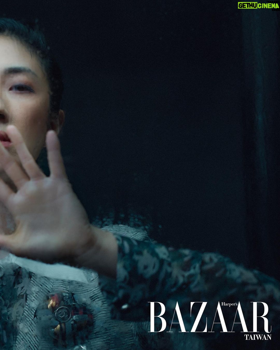 Gwei Lun-mei Instagram - #BAZAAR封面人物 「其實無論在何時,我都是一個『緊張底』的人。我現在還是緊張,但好像漸漸懂得享受一個set給我的感覺,去享受它,展現它。」繼BAZAAR Taiwan第250期之後,#桂綸鎂 再次擔任第400期的封面人物,在彼此都更加成長成熟後相遇,一起慶祝這值得紀念的日子! 如同CHANEL-DAKAR Métiers d‘art工坊系列服裝的核心精神:「工藝的延續是為了迎向未來」,她不僅在這座未來博物館裡遇見「被小心收藏」的另一個自己,也回望從影20年來每個果斷的決定、每個徬徨的當口,並勾勒出她想要展現的未來。 talent_GWEI LUN MEI @lunmei fashion_CHANEL @chanelofficial beauty_CHANEL BEAUTY @chanel.beauty photographer_TROY WANG @troy_wa_ng art director & stylist _JOEY LIN @chihchianglin styling assistant_AO XIE @ao__xie producer_ANGELINE HSIAO @eltrutssim text_CHRISTINE LEE @birdism1217 makeup_YAO CHUN MEI hair_JOHNNY HO at HC @johnnyho67 at @hchairculturetaiwan hair assistant_SUSU production manager_NELLY YANG @nelly_yang_ production assistant_G HAN set director_CHOU KAI-HUA @bigbaby5438 set designer_YZ LUO property assistant_TING2LI, SAMMI TSAI, YAO JING RU set dresser_IM LIN, LI TSUNG TING, ZHANG XU YUAN, A WEI scenic team_TYRO STUDIO @tyro_studio_scenic scenic artist_LIN YEN-JU, LIN YING-HSIEN, LAI YI-TIAN, CHEN LE-RONG photographic assistant_ARSLAN YANG, JESPER JIAN, WAN WANG, CHUANG PEI YU gaffer_WANG CHIEN MING best boy_CHEN XI GUAN, LU HUNG CHANG, JIANG ZHIXIAN editorial assistant_EVELYN YANG @yanglingtw special thanks_LEICA @leica_camera @leica_camera_taiwan @chanelofficial #CHANELMetiersdArt #BAZAARCoverstar