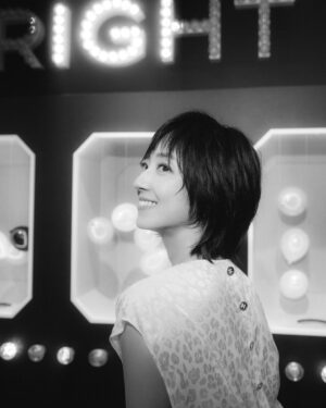 Gwei Lun-mei Instagram - 戴上Première 的你是什麼樣子？

感受到自由，自信，自在，自適的樣子。

Be Première ! Be the First !

#滿滿的左臉😜

@chanelofficial
#CHANELPremiere 
#CHANELWatches 
#CHANELPremiereFunfair #CHANELPremiereFunfairTaipei