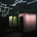 Gwei Lun-mei Instagram – 前景娛樂與法國合作的AR擴增實境紀錄作品COLORED《黑》在龐畢度中心開幕，展期自4月21日起至5月29日止。

這個時長約30分鐘、同時可多達10人在空間裡自由走動與體驗的沈浸式項目是根據法國作家Tania de Montaigne 2015年的同名書籍《黑》改編，講述了一位勇敢挑戰種族隔離法的女孩——克羅黛特的故事。

AR擴增實境技術，讓戴上裝置的觀眾們有機會在廣闊的龐畢度中心自由漫走，透過場地的設計以及眼前逼真的虛擬實境畫面，切身感受克羅黛特曾走過的人生經歷。

台灣觀眾有機會於今年下半年，正式體驗這個引領世界科技藝術的全新作品。
 
很榮幸參與此次的創作，擔任中文說書人的角色。我也迫不及待地想藉由AR技術，沈浸感受這個發人深省的故事。