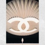 Gwei Lun-mei Instagram - 香奈兒2024春夏高級訂製服系列大秀 是自嚴酷的冬日走向花團錦簇的暖春。 是孩提時，穿著粉白色蓬蓬紗裙，嚮往有朝一日能舞一曲天鵝湖。 鈕扣，掉落在哪裡了？ 仿若那些深刻的記憶，慢慢鬆脫，失掉了顏色，但卻不會遺忘它曾經緊緊地繫在心上。 . . . 身兼設計師及裁縫工匠的嘉柏麗·香奈兒極其珍視鈕扣，它如同一顆寶石。 作為解放的象徵，香奈兒藝術總監維吉妮·維婭（Virginie Viard）將這枚珠寶鈕扣帶進芭蕾與舞蹈的世界。 今年，香奈兒與舞蹈的緊密連結迸發盎然生機。距離香奈兒女士首次設計芭蕾舞裝已過去一個世紀，此系列以粉白及水彩色調為主軸，其繽紛色系深受俄羅斯芭蕾舞團的Leon Bakst和Sergei Diaghilev所啟發。 「我經常思考著舞蹈，這是香奈兒很重要的主題。品牌與舞蹈機構、編舞家和舞者都有著緊密的連結，我們為芭蕾舞打造演出服裝。我試圖將身體的力量與優雅注入一系列飄逸雅致的作品中，結合薄紗、荷葉邊、褶飾和蕾絲等細節呈現。」 「對我而言，舞蹈令我聯想起深刻觸動內心的故事與情感，我也十分樂意傳承與訴說。」香奈兒藝術總監維吉妮·維婭 （Virginie Viard）為之結語。 #CHANELHauteCouture @chanelofficial