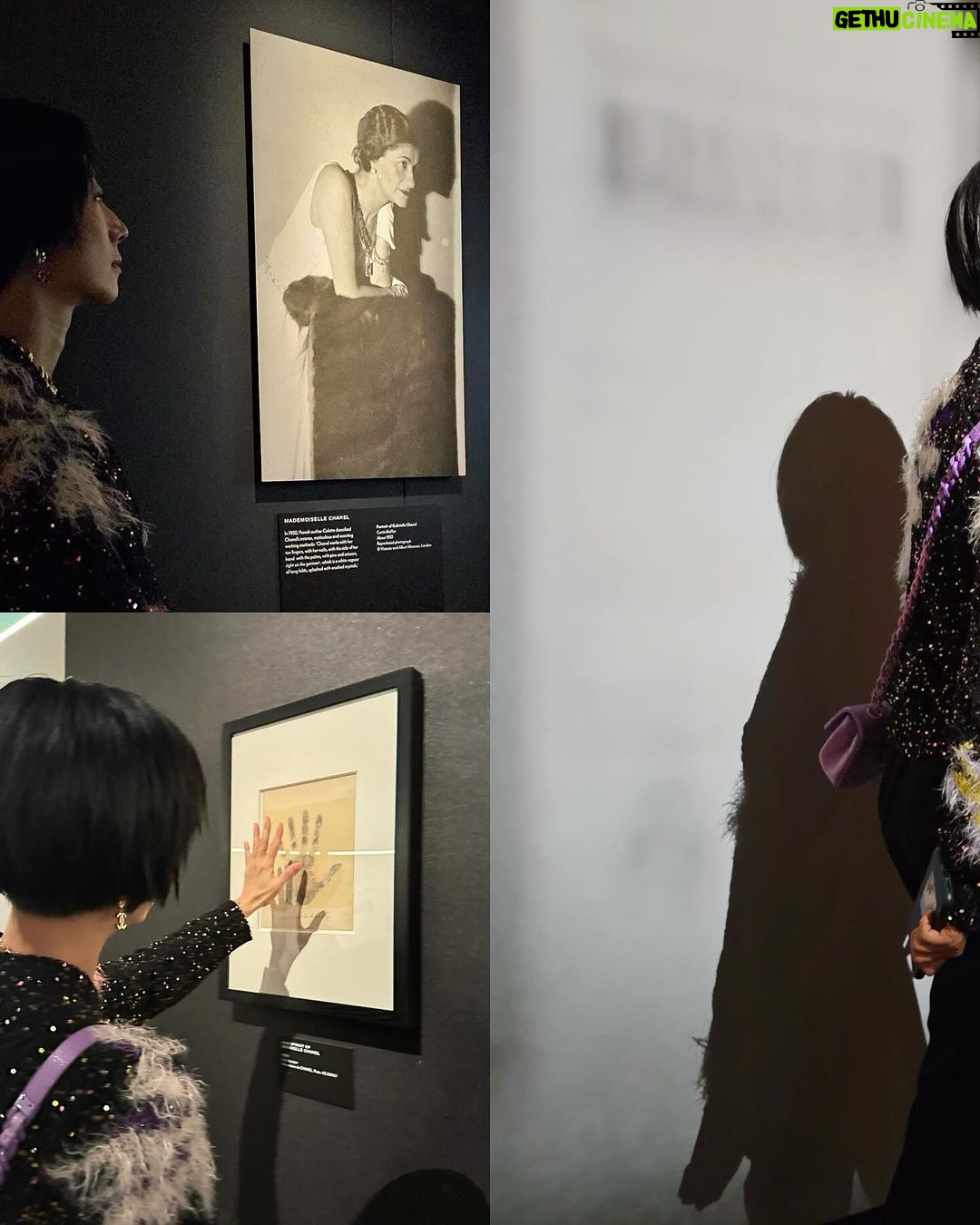 Gwei Lun-mei Instagram - 此次於英國V&A博物館展出的 《Gabrielle Chanel. Fashion Manifesto exhibition 》是由英國,與Chanel、巴黎時尚博物館加列拉宫(Palais Galliera)三方合作共同策展,首次在英國展出。 展示了CHANEL 品牌的建立歷程,從 1910 年在巴黎開設第一家帽子精品店,一直到 1971 年她向世界展示的最後一個系列。 分為10個主題,展示了60年設計生涯中200件以上的經典服裝及珠寶配飾。 才走入展區,腳步不由自主慢下,仿若一腳踩入瑰奇結界。穿過整個展區的過程讓人怎麼也快不起來,也直到離場好久之後,才緩緩浮出一念懷想。 要耗燃多少熱情才能不斷持續地創作? 要多麼勇敢才能邁開步伐走向一條滿是棘刺的道路?要耐受多少批判才能站直身軀不隨濁世洪流浮沉而去?在禁錮年代中的香奈兒女士開放豐富思維結識志同道合,成就出一件件直至今日女性仍能藉以宣告存在的作品。 倫敦雨夜並不颯冷,我知道有那麼一會兒我就踩在她走過的足跡,這使我打從心底生出一絲溫暖。