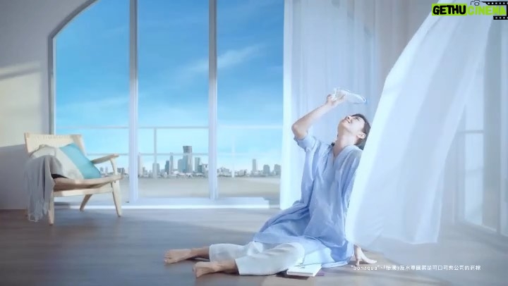 Gwei Lun-mei Instagram - 很榮幸今年再度受到bonaqua 怡漾 的邀請,擔任這次的品牌大使。 現代生活中,我們眼前充斥著太多選擇,讓我們陷入選擇困難;想要得到的東西很多,卻忘記看看已經擁有的。 習慣了都市的便捷快速,卻也希望能夠採取更多替地球減壓的行動。 今年,bonaqua怡漾 的永續時尚再度進化,不僅拿掉瓶身標籤,全品項更採用100% rPET 環保再生塑料,為環境永續,提供更友善的選擇;讓環保,也可以很漂亮。 為簡單生活,選擇少一樣複雜,透見多怡漾美好! #bonaqua怡漾 #無標籤鹼性水 #全品項採用百分之百環保再生塑料 #選擇少一樣複雜透見多怡漾美好