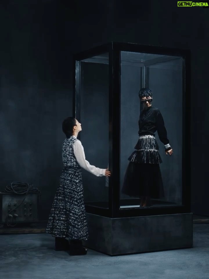 Gwei Lun-mei Instagram - 身為鎂光燈下的公眾人物,總是難逃標籤這件事。桂綸鎂是什麼樣的人,特質又是什麼?過去有關她的訪問,總是不出「乖乖女力求突破」或「學習放下對完美的追求」之類的主軸,但,那真的是桂綸鎂嗎? 「大家覺得我好像雲淡風輕,但我其實很有野心。我的野心是,我始終想拍很好的電影,不時也會問自己,『欸我現在做的這個,到底有沒有跟觀眾、跟社會溝通?』或是『有沒有跟自己的生命現況作連結?』」 當兩個面貌的 #桂綸鎂 在這座未來博物館相遇,會對彼此說什麼? talent_GWEI LUN MEI @lunmei fashion_CHANEL @chanelofficial beauty_CHANEL BEAUTY @chanel.beauty photographer_TROY WANG @troy_wa_ng art director & stylist _JOEY LIN @chihchianglin styling assistant_AO XIE @ao__xie producer_ANGELINE HSIAO @eltrutssim Video_Erik Zeng Gaffer_ yeah wang 1st AC_Roy Hong 2nd AC_Ryan Chiu Video Producer_ Steffi Chi text_CHRISTINE LEE @birdism1217 makeup_YAO CHUN MEI hair_JOHNNY HO at HC @johnnyho67 at @hchairculturetaiwan hair assistant_SUSU production manager_NELLY YANG @nelly_yang_ production assistant_G HAN set director_CHOU KAI-HUA @bigbaby5438 set designer_YZ LUO property assistant_TING2LI, SAMMI TSAI, YAO JING RU set dresser_IM LIN, LI TSUNG TING, ZHANG XU YUAN, A WEI scenic team_TYRO STUDIO @tyro_studio_scenic scenic artist_LIN YEN-JU, LIN YING-HSIEN, LAI YI-TIAN, CHEN LE-RONG photographic assistant_ARSLAN YANG, JESPER JIAN, WAN WANG, CHUANG PEI YU gaffer_WANG CHIEN MING best boy_CHEN XI GUAN, LU HUNG CHANG, JIANG ZHIXIAN editorial assistant_EVELYN YANG @yanglingtw special thanks_LEICA @leica_camera @leica_camera_taiwan @chanelofficial #CHANELMetiersdArt #BAZAARCoverstar