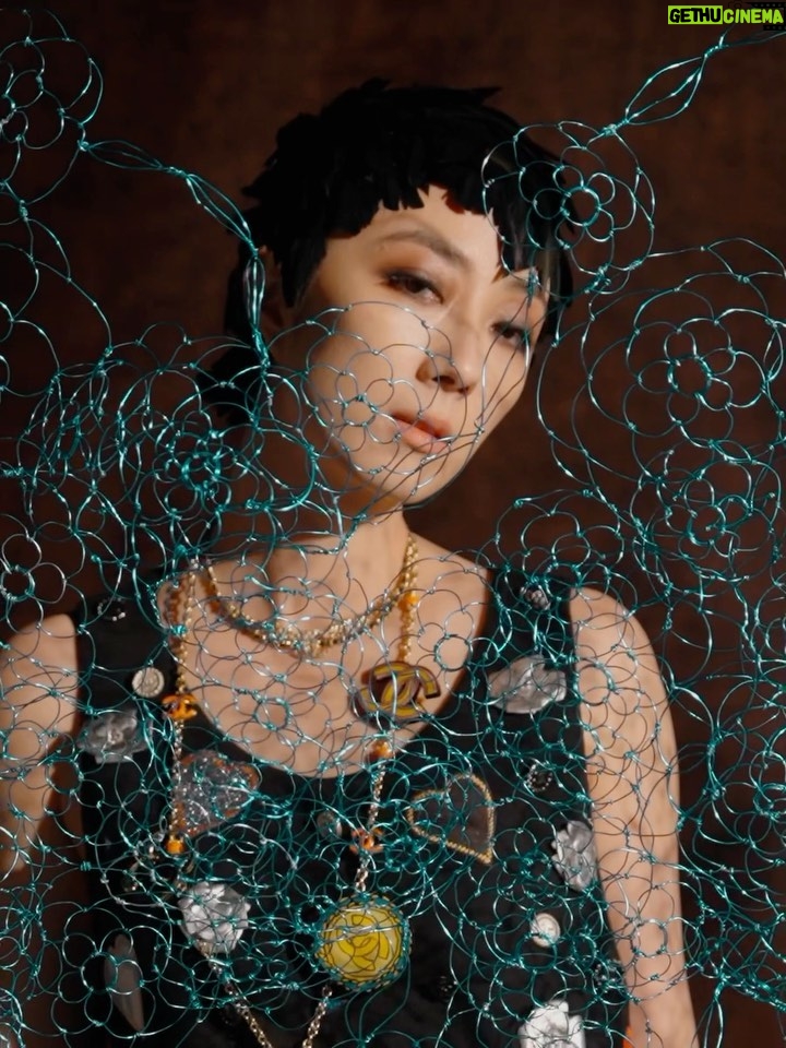 Gwei Lun-mei Instagram - 今年三月 #桂綸鎂 去巴黎看了Chanel 2023秋冬系列時裝秀,這是她睽違三年重返那個熟悉的國度。曾在里昂念書,在巴黎拍了無數個雜誌封面,某種程度上,巴黎也熨貼著桂綸鎂的成長歷程。「現在的巴黎充滿蠢蠢欲動的氛圍,好像有股能量在那邊,隨時都要迸發。每個人都有點『要換上新面貌』的調調,令人蠻期待的。」 如同CHANEL-DAKAR Métiers d‘art工坊系列服裝的核心精神:「工藝的延續是為了迎向未來」,我們處在一個舊事物隨時要解體、新事物又勢態未明的時代,不知所措之餘,卻也不禁會生出期待! talent_GWEI LUN MEI @lunmei fashion_CHANEL @chanelofficial beauty_CHANEL BEAUTY @chanel.beauty photographer_TROY WANG @troy_wa_ng art director & stylist _JOEY LIN @chihchianglin styling assistant_AO XIE @ao__xie producer_ANGELINE HSIAO @eltrutssim Video_Erik Zeng Gaffer_ yeah wang 1st AC_Roy Hong 2nd AC_Ryan Chiu Video Producer_ Steffi Chi text_CHRISTINE LEE @birdism1217 makeup_YAO CHUN MEI hair_JOHNNY HO at HC @johnnyho67 at @hchairculturetaiwan hair assistant_SUSU production manager_NELLY YANG @nelly_yang_ production assistant_G HAN set director_CHOU KAI-HUA @bigbaby5438 set designer_YZ LUO property assistant_TING2LI, SAMMI TSAI, YAO JING RU set dresser_IM LIN, LI TSUNG TING, ZHANG XU YUAN, A WEI scenic team_TYRO STUDIO @tyro_studio_scenic scenic artist_LIN YEN-JU, LIN YING-HSIEN, LAI YI-TIAN, CHEN LE-RONG photographic assistant_ARSLAN YANG, JESPER JIAN, WAN WANG, CHUANG PEI YU gaffer_WANG CHIEN MING best boy_CHEN XI GUAN, LU HUNG CHANG, JIANG ZHIXIAN editorial assistant_EVELYN YANG @yanglingtw special thanks_LEICA @leica_camera @leica_camera_taiwan @chanelofficial #CHANELMetiersdArt #BAZAARCoverstar