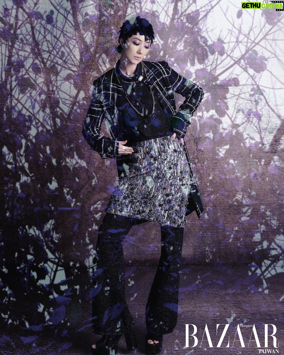 Gwei Lun-mei Instagram - @harpersbazaar_tw #BAZAAR封面人物 在沒有拍戲的時間裡, #桂綸鎂 跑去烏石港學潛水,被奇幻的海洋世界迷得暈頭轉向,覺得自己簡直要醉倒在海底。也接了法國沉浸式AR擴增實境紀錄作品《黑》的中文說書人角色,為一位勇於挑戰種族隔離法的小女孩Claudette發聲。而這次,她擔任BAZAAR Taiwan值得紀念的第400期封面人物,穿著CHANEL-DAKAR Métiers d‘art工坊系列服裝,把自己當成一個展覽中的藝術品,在博物館裡遇見了自己! talent_GWEI LUN MEI @lunmei fashion_CHANEL @chanelofficial beauty_CHANEL BEAUTY @chanel.beauty photographer_TROY WANG @troy_wa_ng art director & stylist _JOEY LIN @chihchianglin styling assistant_AO XIE @ao__xie producer_ANGELINE HSIAO @eltrutssim text_CHRISTINE LEE @birdism1217 makeup_YAO CHUN MEI hair_JOHNNY HO at HC @johnnyho67 at @hchairculturetaiwan hair assistant_SUSU production manager_NELLY YANG @nelly_yang_ production assistant_G HAN set director_CHOU KAI-HUA @bigbaby5438 set designer_YZ LUO property assistant_TING2LI, SAMMI TSAI, YAO JING RU set dresser_IM LIN, LI TSUNG TING, ZHANG XU YUAN, A WEI scenic team_TYRO STUDIO @tyro_studio_scenic scenic artist_LIN YEN-JU, LIN YING-HSIEN, LAI YI-TIAN, CHEN LE-RONG photographic assistant_ARSLAN YANG, JESPER JIAN, WAN WANG, CHUANG PEI YU gaffer_WANG CHIEN MING best boy_CHEN XI GUAN, LU HUNG CHANG, JIANG ZHIXIAN editorial assistant_EVELYN YANG @yanglingtw special thanks_LEICA @leica_camera @leica_camera_taiwan @chanelofficial #CHANELMetiersdArt #BAZAARCoverstar