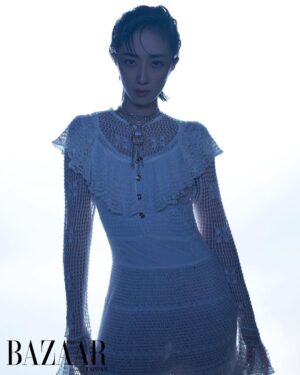 Gwei Lun-mei Instagram - @harpersbazaar_tw #BAZAAR封面人物
有點難想像，當年《藍色大門》青澀的孟克柔如今在演藝圈竟然是姐姐了；而坦然面對觀眾的討論與評判，更是入行20年的 #桂綸鎂 能夠成熟處理的！

那麼在去年引起諸多討論的《台北女子圖鑑》呢？小鎂說：「我很清楚知道當時為什麼會接這案子，也經歷了集體創作下的掙扎。回望起來，當時盡力了，現在心裡踏實就好了。」畢竟在充滿未知的戲劇世界裡，只有不斷往前走才終究能遇到一些什麼。

talent_GWEI LUN MEI @lunmei
fashion_CHANEL @chanelofficial
beauty_CHANEL BEAUTY @chanel.beauty

photographer_TROY WANG @troy_wa_ng
art director & stylist _JOEY LIN @chihchianglin
styling assistant_AO XIE @ao__xie
producer_ANGELINE HSIAO @eltrutssim
text_CHRISTINE LEE @birdism1217
makeup_YAO CHUN MEI
hair_JOHNNY HO at HC @johnnyho67 at @hchairculturetaiwan
hair assistant_SUSU
production manager_NELLY YANG @nelly_yang_
production assistant_G HAN
set director_CHOU KAI-HUA @bigbaby5438
set designer_YZ LUO
property assistant_TING2LI, SAMMI TSAI, YAO JING RU
set dresser_IM LIN, LI TSUNG TING, ZHANG XU YUAN, A WEI
scenic team_TYRO STUDIO @tyro_studio_scenic
scenic artist_LIN YEN-JU, LIN YING-HSIEN, LAI YI-TIAN, CHEN LE-RONG
photographic assistant_ARSLAN YANG, JESPER JIAN, WAN WANG, CHUANG PEI YU
gaffer_WANG CHIEN MING
best boy_CHEN XI GUAN, LU HUNG CHANG, JIANG ZHIXIAN
editorial assistant_EVELYN YANG @yanglingtw
special thanks_LEICA @leica_camera @leica_camera_taiwan

@chanelofficial #CHANELMetiersdArt
#BAZAARCoverstar