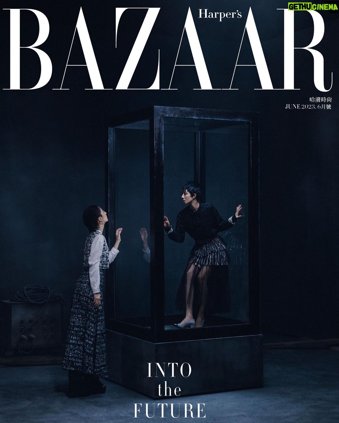 Gwei Lun-mei Instagram - #BAZAAR封面人物 「其實無論在何時,我都是一個『緊張底』的人。我現在還是緊張,但好像漸漸懂得享受一個set給我的感覺,去享受它,展現它。」繼BAZAAR Taiwan第250期之後,#桂綸鎂 再次擔任第400期的封面人物,在彼此都更加成長成熟後相遇,一起慶祝這值得紀念的日子! 如同CHANEL-DAKAR Métiers d‘art工坊系列服裝的核心精神:「工藝的延續是為了迎向未來」,她不僅在這座未來博物館裡遇見「被小心收藏」的另一個自己,也回望從影20年來每個果斷的決定、每個徬徨的當口,並勾勒出她想要展現的未來。 talent_GWEI LUN MEI @lunmei fashion_CHANEL @chanelofficial beauty_CHANEL BEAUTY @chanel.beauty photographer_TROY WANG @troy_wa_ng art director & stylist _JOEY LIN @chihchianglin styling assistant_AO XIE @ao__xie producer_ANGELINE HSIAO @eltrutssim text_CHRISTINE LEE @birdism1217 makeup_YAO CHUN MEI hair_JOHNNY HO at HC @johnnyho67 at @hchairculturetaiwan hair assistant_SUSU production manager_NELLY YANG @nelly_yang_ production assistant_G HAN set director_CHOU KAI-HUA @bigbaby5438 set designer_YZ LUO property assistant_TING2LI, SAMMI TSAI, YAO JING RU set dresser_IM LIN, LI TSUNG TING, ZHANG XU YUAN, A WEI scenic team_TYRO STUDIO @tyro_studio_scenic scenic artist_LIN YEN-JU, LIN YING-HSIEN, LAI YI-TIAN, CHEN LE-RONG photographic assistant_ARSLAN YANG, JESPER JIAN, WAN WANG, CHUANG PEI YU gaffer_WANG CHIEN MING best boy_CHEN XI GUAN, LU HUNG CHANG, JIANG ZHIXIAN editorial assistant_EVELYN YANG @yanglingtw special thanks_LEICA @leica_camera @leica_camera_taiwan @chanelofficial #CHANELMetiersdArt #BAZAARCoverstar