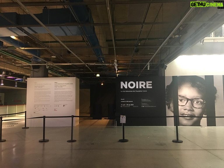 Gwei Lun-mei Instagram - 前景娛樂與法國合作的AR擴增實境紀錄作品COLORED《黑》在龐畢度中心開幕，展期自4月21日起至5月29日止。 這個時長約30分鐘、同時可多達10人在空間裡自由走動與體驗的沈浸式項目是根據法國作家Tania de Montaigne 2015年的同名書籍《黑》改編，講述了一位勇敢挑戰種族隔離法的女孩——克羅黛特的故事。 AR擴增實境技術，讓戴上裝置的觀眾們有機會在廣闊的龐畢度中心自由漫走，透過場地的設計以及眼前逼真的虛擬實境畫面，切身感受克羅黛特曾走過的人生經歷。 台灣觀眾有機會於今年下半年，正式體驗這個引領世界科技藝術的全新作品。 很榮幸參與此次的創作，擔任中文說書人的角色。我也迫不及待地想藉由AR技術，沈浸感受這個發人深省的故事。