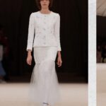 Gwei Lun-mei Instagram - 香奈兒2024春夏高級訂製服系列大秀 是自嚴酷的冬日走向花團錦簇的暖春。 是孩提時，穿著粉白色蓬蓬紗裙，嚮往有朝一日能舞一曲天鵝湖。 鈕扣，掉落在哪裡了？ 仿若那些深刻的記憶，慢慢鬆脫，失掉了顏色，但卻不會遺忘它曾經緊緊地繫在心上。 . . . 身兼設計師及裁縫工匠的嘉柏麗·香奈兒極其珍視鈕扣，它如同一顆寶石。 作為解放的象徵，香奈兒藝術總監維吉妮·維婭（Virginie Viard）將這枚珠寶鈕扣帶進芭蕾與舞蹈的世界。 今年，香奈兒與舞蹈的緊密連結迸發盎然生機。距離香奈兒女士首次設計芭蕾舞裝已過去一個世紀，此系列以粉白及水彩色調為主軸，其繽紛色系深受俄羅斯芭蕾舞團的Leon Bakst和Sergei Diaghilev所啟發。 「我經常思考著舞蹈，這是香奈兒很重要的主題。品牌與舞蹈機構、編舞家和舞者都有著緊密的連結，我們為芭蕾舞打造演出服裝。我試圖將身體的力量與優雅注入一系列飄逸雅致的作品中，結合薄紗、荷葉邊、褶飾和蕾絲等細節呈現。」 「對我而言，舞蹈令我聯想起深刻觸動內心的故事與情感，我也十分樂意傳承與訴說。」香奈兒藝術總監維吉妮·維婭 （Virginie Viard）為之結語。 #CHANELHauteCouture @chanelofficial