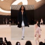 Gwei Lun-mei Instagram - 香奈兒2024春夏高級訂製服系列大秀 是自嚴酷的冬日走向花團錦簇的暖春。 是孩提時，穿著粉白色蓬蓬紗裙，嚮往有朝一日能舞一曲天鵝湖。 鈕扣，掉落在哪裡了？ 仿若那些深刻的記憶，慢慢鬆脫，失掉了顏色，但卻不會遺忘它曾經緊緊地繫在心上。 . . . 身兼設計師及裁縫工匠的嘉柏麗·香奈兒極其珍視鈕扣，它如同一顆寶石。 作為解放的象徵，香奈兒藝術總監維吉妮·維婭（Virginie Viard）將這枚珠寶鈕扣帶進芭蕾與舞蹈的世界。 今年，香奈兒與舞蹈的緊密連結迸發盎然生機。距離香奈兒女士首次設計芭蕾舞裝已過去一個世紀，此系列以粉白及水彩色調為主軸，其繽紛色系深受俄羅斯芭蕾舞團的Leon Bakst和Sergei Diaghilev所啟發。 「我經常思考著舞蹈，這是香奈兒很重要的主題。品牌與舞蹈機構、編舞家和舞者都有著緊密的連結，我們為芭蕾舞打造演出服裝。我試圖將身體的力量與優雅注入一系列飄逸雅致的作品中，結合薄紗、荷葉邊、褶飾和蕾絲等細節呈現。」 「對我而言，舞蹈令我聯想起深刻觸動內心的故事與情感，我也十分樂意傳承與訴說。」香奈兒藝術總監維吉妮·維婭 （Virginie Viard）為之結語。 #CHANELHauteCouture @chanelofficial