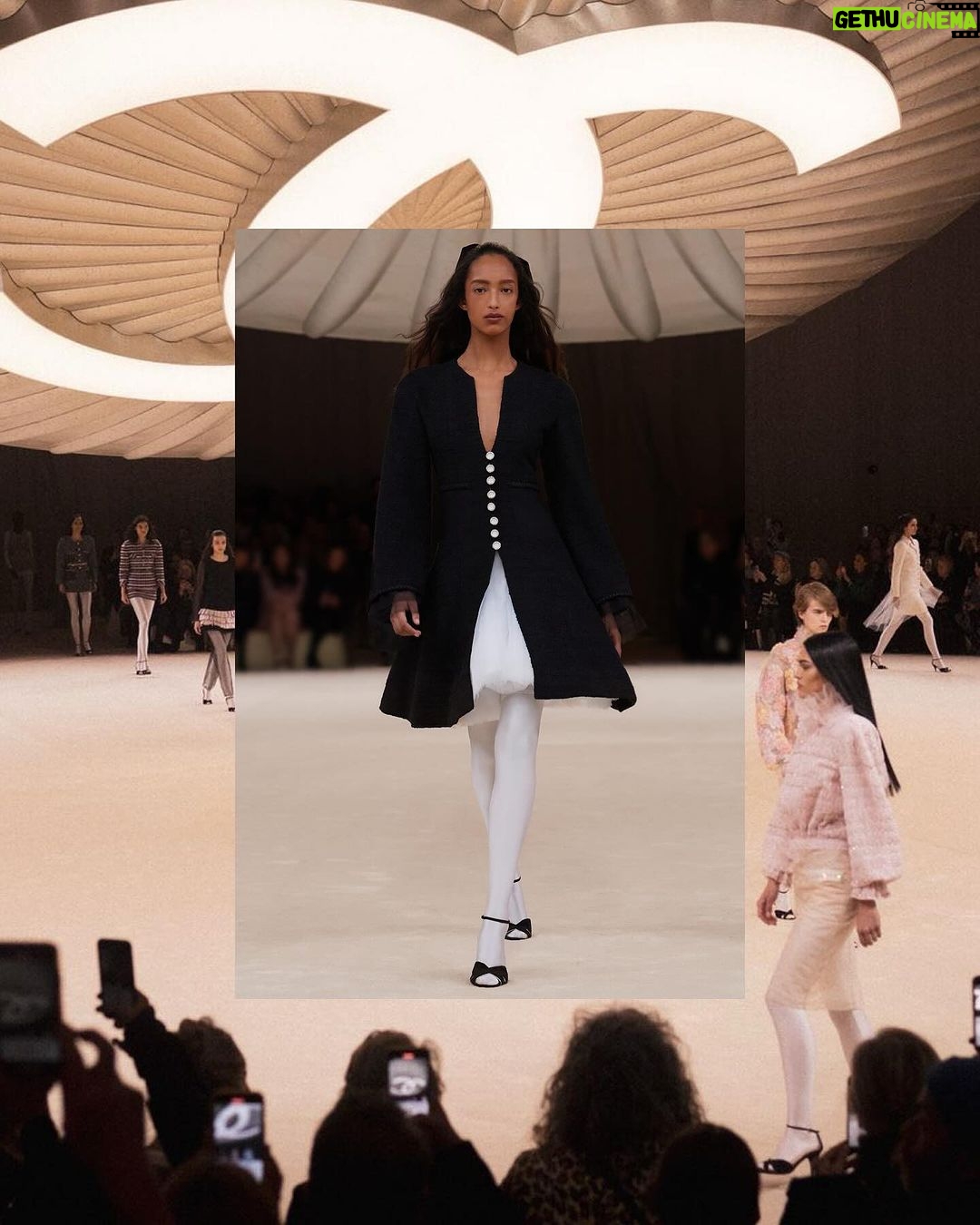 Gwei Lun-mei Instagram - 香奈兒2024春夏高級訂製服系列大秀 是自嚴酷的冬日走向花團錦簇的暖春。 是孩提時,穿著粉白色蓬蓬紗裙,嚮往有朝一日能舞一曲天鵝湖。 鈕扣,掉落在哪裡了? 仿若那些深刻的記憶,慢慢鬆脫,失掉了顏色,但卻不會遺忘它曾經緊緊地繫在心上。 . . . 身兼設計師及裁縫工匠的嘉柏麗·香奈兒極其珍視鈕扣,它如同一顆寶石。 作為解放的象徵,香奈兒藝術總監維吉妮·維婭(Virginie Viard)將這枚珠寶鈕扣帶進芭蕾與舞蹈的世界。 今年,香奈兒與舞蹈的緊密連結迸發盎然生機。距離香奈兒女士首次設計芭蕾舞裝已過去一個世紀,此系列以粉白及水彩色調為主軸,其繽紛色系深受俄羅斯芭蕾舞團的Leon Bakst和Sergei Diaghilev所啟發。 「我經常思考著舞蹈,這是香奈兒很重要的主題。品牌與舞蹈機構、編舞家和舞者都有著緊密的連結,我們為芭蕾舞打造演出服裝。我試圖將身體的力量與優雅注入一系列飄逸雅致的作品中,結合薄紗、荷葉邊、褶飾和蕾絲等細節呈現。」 「對我而言,舞蹈令我聯想起深刻觸動內心的故事與情感,我也十分樂意傳承與訴說。」香奈兒藝術總監維吉妮·維婭 (Virginie Viard)為之結語。 #CHANELHauteCouture @chanelofficial