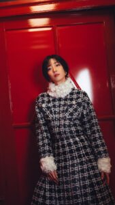 Gwei Lun-mei Instagram - #VogueFashionNow 作為香奈兒品牌大使將近十年的桂綸鎂 @lunmei 在訪問中提到：「香奈兒女士給我的感受是勇敢而篤定。他的服飾給予穿上他的人們，一份展現真實自己的自信與勇氣。」 跟著香奈兒這幾年的閱歷，讓自己的想像力比從前更多元，任何可能性都有意思。總能在每一套服飾裡，找到理性或感性的理由，每次走上紅毯或者參加活動時，內心都是篤定的。 「我在學習沒有批判地接納自己。找到及擁抱自己，無論穿上什麼服飾，你便有了獨一無二的樣子。」我們看見桂綸鎂的美越來越自在，越有獨特風格。 一起聽聽這次位於曼徹斯特的香奈兒 2023/24 Métiers d‘art 工坊系列，又帶給她什麼新的體驗？ #CHANEL #CHANELMetiersdart @chanelofficial Thomas Street, Northern Quarter, Manchester