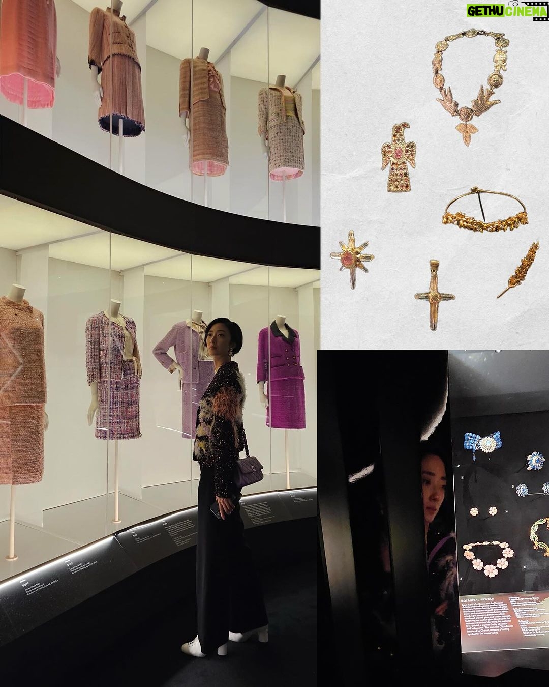 Gwei Lun-mei Instagram - 此次於英國V&A博物館展出的 《Gabrielle Chanel. Fashion Manifesto exhibition 》是由英國,與Chanel、巴黎時尚博物館加列拉宫(Palais Galliera)三方合作共同策展,首次在英國展出。 展示了CHANEL 品牌的建立歷程,從 1910 年在巴黎開設第一家帽子精品店,一直到 1971 年她向世界展示的最後一個系列。 分為10個主題,展示了60年設計生涯中200件以上的經典服裝及珠寶配飾。 才走入展區,腳步不由自主慢下,仿若一腳踩入瑰奇結界。穿過整個展區的過程讓人怎麼也快不起來,也直到離場好久之後,才緩緩浮出一念懷想。 要耗燃多少熱情才能不斷持續地創作? 要多麼勇敢才能邁開步伐走向一條滿是棘刺的道路?要耐受多少批判才能站直身軀不隨濁世洪流浮沉而去?在禁錮年代中的香奈兒女士開放豐富思維結識志同道合,成就出一件件直至今日女性仍能藉以宣告存在的作品。 倫敦雨夜並不颯冷,我知道有那麼一會兒我就踩在她走過的足跡,這使我打從心底生出一絲溫暖。