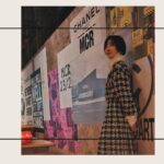 Gwei Lun-mei Instagram - 曼徹斯特！！！在黃昏時分走進曼徹斯特北區的湯瑪士街 (Thomas Street) ，香奈兒2023/24 工坊系列在此展開。坐在平日營業的街邊酒吧，欣賞著香奈兒藝術總監 Virginie 毫無保留地述說香奈兒品牌與英國之間的青春愛戀。 隨著色彩繽紛的鮭魚粉、南瓜橘、蘋果綠、芥末黃、天空藍、紅色與鐵鏽紅輪番上陣，我彷彿想起唸書時期聆聽Joy Division, Oasis等英倫搖滾，那個其實充滿無限可能，卻又徬徨不已的自己。 由le19M 工坊總部各方好手，在服飾上刺繡茶壺、黑膠唱片和可愛的花朵造型，增添幾筆驚喜，充滿了童心與樂趣。尤其喜歡Virginie在其中點綴了六零年代元素，黑色瑪莉珍鞋，牛仔褲，皮革夾克與背心，包括娃娃裝睡衣與平口洋裝等針織單品，復古也詩意。 我開始期待還能有機會再訪曼徹斯特，一個在理性中迸發強烈感性能量的城市。 #CHANEL #CHANELMetiersdart @chanelofficial