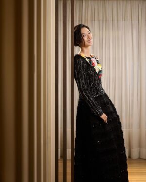 Gwei Lun-mei Instagram - 金馬60

從我17歲拍攝第一部電影直到今日，能參與金馬60歲生日，即榮幸也感到幸福。

謝謝金馬獎，謝謝聞天祥老師和所有金馬獎工作同仁。

謝謝你們，總讓我感覺，回家。

謝謝香奈兒，謝謝我的經紀和妝髮造型團隊，謝謝你們讓我安心自在。

Stylist: Fang, Chi-Lun
Hair Stylist : @johnnyho67 
Makeup Artist: @yml.makeup 
Dress: Chanel Fall-Winter 2023/24 Haute Couture
Jewelry: Chanel High Jewelry
Tailor: 佳珍姐
Photographer : @river.ts 

@chanelofficial 
#CHANELHAUTECOUTURE
#CHANELHIGHJEWELRY
#CHANELMAKEUP
