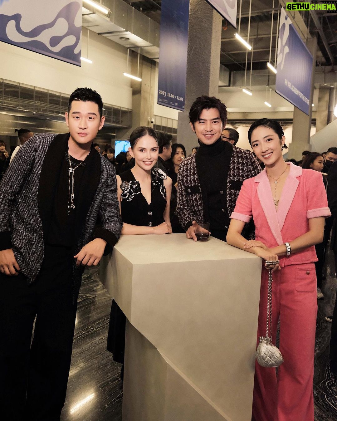 Gwei Lun-mei Instagram - 香奈兒女士從20年代開始,倡議解放女性身體的自由,他認為沒有什麼比自由的身體更美的了!舞蹈呈現身體的多變性,正是女性魅力的所在。在當時,他便持續地支持藝術家,與他們對話。 由香奈兒支持的藝文活動 Camping Asia 2023 在台北表演藝術中心熱烈開幕。 延續了香奈兒女士一直以來支持當代藝術的歷史傳承,也讓創新的藝術家們有了突破的條件。Camping Asia邀請來自世界各地的藝術家、策展人、舞者、學生齊聚一堂,為期12天,每晚都有當代藝術的售票表演open for all !! 讓傳承,延續,多元性,開創性,跨領域的意念在此傳送。 圖三,為我和肯亞裔美國舞蹈家 萬吉魯.卡穆尤 (Wanjiru Kamuyu )❤️❤️❤️ 作品:《我是紅》(Portraits in Red) #2023CampingAsia #CHANEL