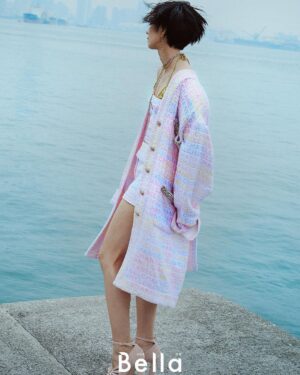 Gwei Lun-mei Instagram - @bellataiwan #BellaStyle
去年六月，我們跟著台北長大的桂綸鎂從西區老巷弄、東區摩登建築一路走上陽明山秘境，從藝術、文化與生活視野，敘述這座大都會的故事，這次我們轉換目的地 – 高雄！

一行十多人一路向南，三天兩夜的緊湊行程中，我們探訪了數個藝術基地，體驗了迷人的港都風情，而我們與桂綸鎂的對話，就在這座新舊文化交融的土地上展開。

-
CREATIVE DIRECTION & STYLING｜Toby Hsu @tobyotron 
PHOTO｜Primol Xue @primolxue 
TEXT｜Billy Wei、Eli Yeh @eli_yeh 
HAIR｜Sydni Liu @sydni_q 
MAKE UP｜Yao Chunmei
PHOTO ASSISTANT｜Zayn Wang、Zeke Lin @zkl__ 
CORDINATION｜Alen Chen @alen6405 
SPECIAL THANKS｜高雄市立美術館、內惟藝術中心、高雄港務局、承億酒店、亞果遊艇會、銀座聚場
FASHION｜CHANEL @chanelofficial 

-
#Bellataiwan #Bella儂儂 #做自己最時尚 #請按追蹤關注儂儂 #桂綸鎂