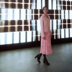 Gwei Lun-mei Instagram - 第一次走進康朋街31號總部，小心翼翼地揭開香奈兒女士的傳奇面紗，坐在她咖啡色的沙發上，想像著她在這裡時的情景，似乎又更靠近她了。 旋轉的鏡面樓梯，照射出你無法隱藏的每一個面向。在那裡，在她的眼光下，我赤裸地無所遁形。 31 Le Rouge 每一個唇色的命名，都能讓你想起香奈兒女士的故事，她的收藏與喜好，她生命的符碼。擁有它，就像是收納了香奈兒女士所有的秘密。 @chanel.beauty #31LeRouge #CHANELMakeup #香奈兒康朋街31號唇膏