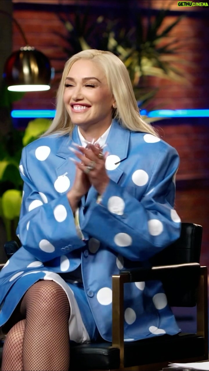 Gwen Stefani Instagram - i luv coaching + sharing advice with #teamgwen 🥰 gx