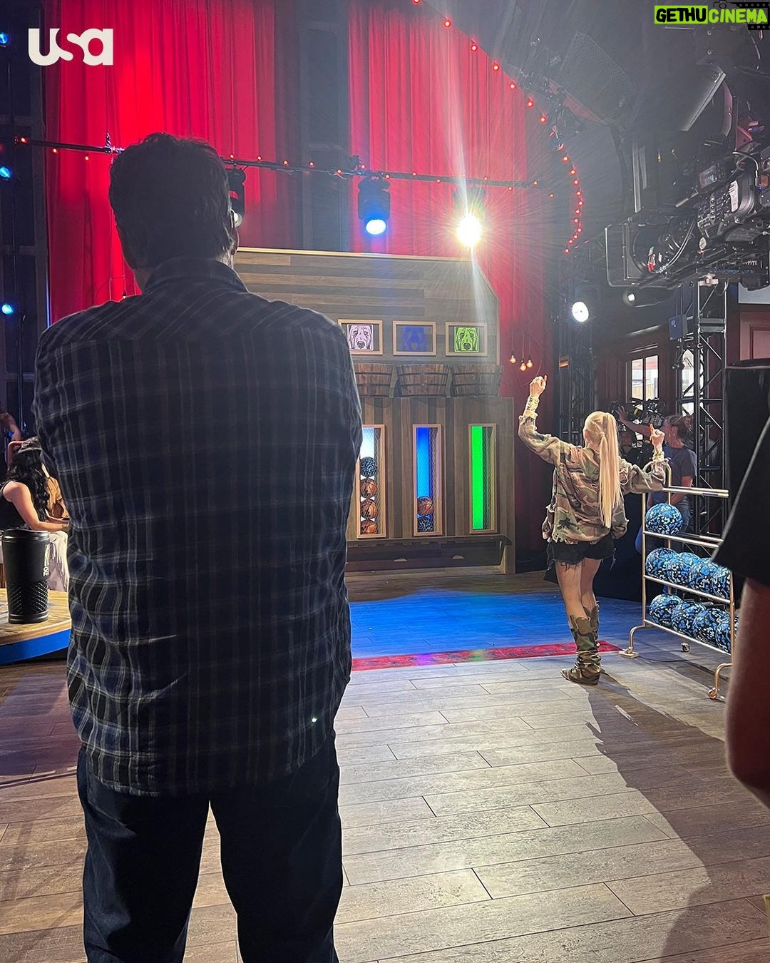 Gwen Stefani Instagram - Both of them want to be the winner, but there can only be one... 🏅 @GwenStefani 💄 vs @BlakeShelton 🤠 is the one you can't miss. Holla back to #Barmageddon, Mondays 11/10c on @USANetwork!