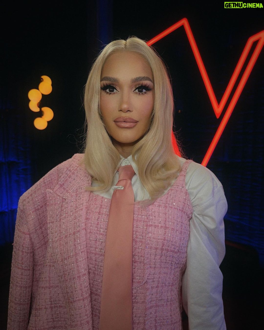 Gwen Stefani Instagram - 🩷✨🤍 m/u: @ernestocasillas + @gxvebeauty hair: @hair_sulon nails: @eriishizu full look: @GCDSwear styling: @robzangardi + @marielhaenn