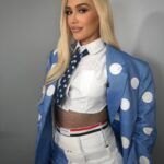 Gwen Stefani Instagram - and we r back 2night !!! #thevoice 🩵💫 m/u: @gxvebeauty + @anthonyhnguyenmakeup + @kvdbeauty hair: @hair_sulon nails: @eriishizu styling by: @robzangardi + @marielhaenn full look: @thombrowne