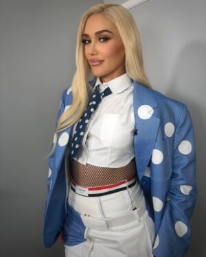 Gwen Stefani Instagram - and we r back 2night !!! #thevoice 🩵💫

m/u: @gxvebeauty + @anthonyhnguyenmakeup + @kvdbeauty 
hair: @hair_sulon 
nails: @eriishizu 
styling by: @robzangardi + @marielhaenn 
full look: @thombrowne