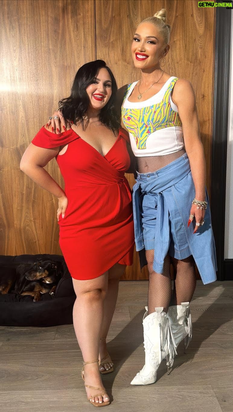 Gwen Stefani Instagram - throwback 2 meeting @mikaylajmakeup + showing her how she can rock @gxvebeauty ‘s red lip !! ❤️🔥❤️🔥 gx