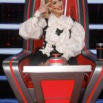 Gwen Stefani Instagram - sitting back, relaxing, + enjoying 2nights #voicebattles :)